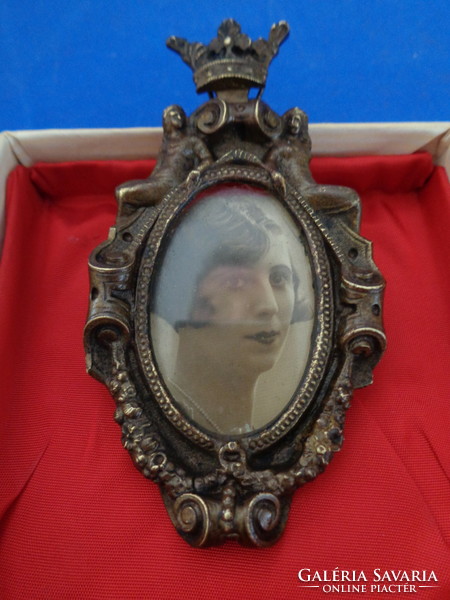 Market square beauty, antique bronze photo holder