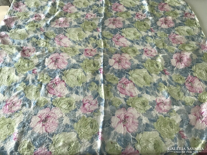 Pasztel színü rózsákkal díszített selyemkendő, 100 x 96 cm
