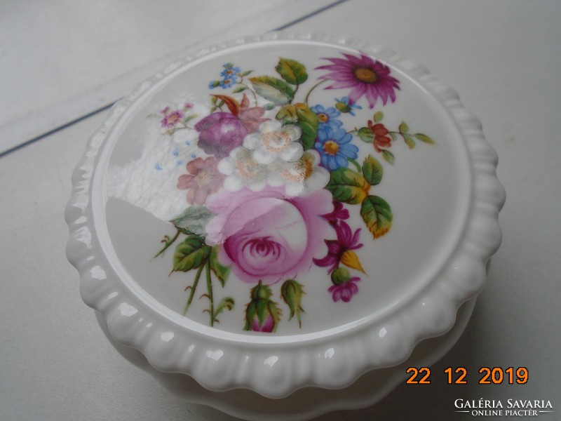 Fine porcelain bonbonier with a bouquet of pink flowers from Coalport