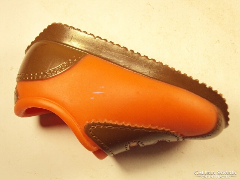 Retro plastic shoe-shaped desktop storage pen holder