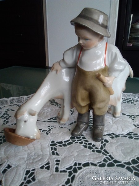 Zsolnay kecskét etető fiú pajzspecséttel, masszába nyomott formaszámmal 1922-ből.