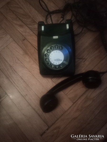 Fekete tárcsás telefon az 1950-60-as évekből