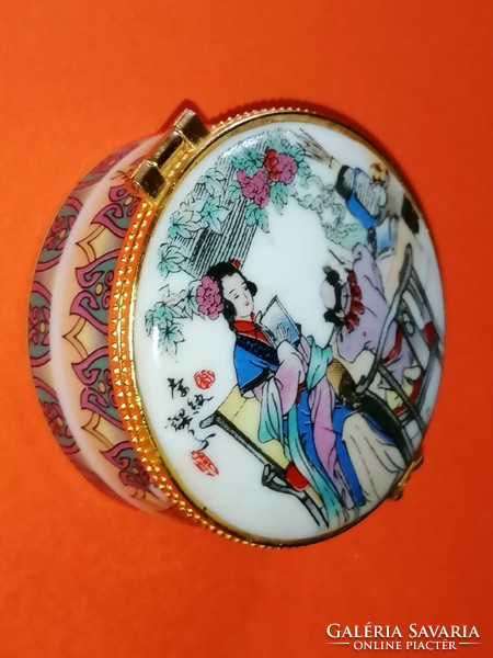 A tasteful porcelain jewelry box with an oriental pattern