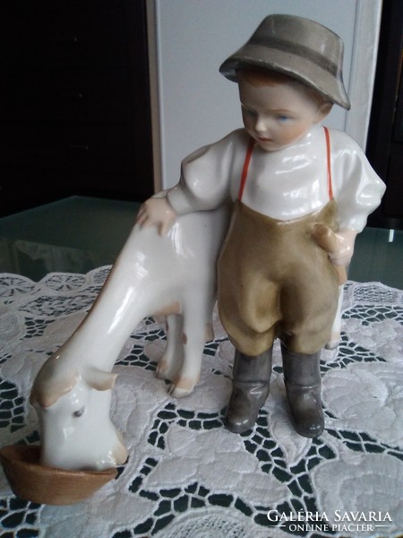 Zsolnay kecskét etető fiú pajzspecséttel, masszába nyomott formaszámmal 1922-ből.