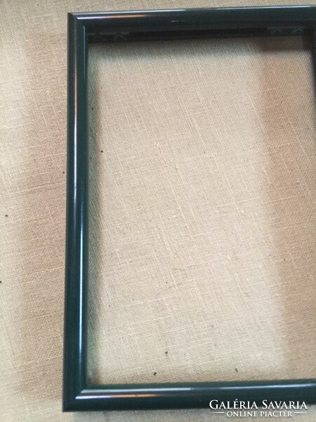 2 picture frames, one plastic, green, the other wooden, white (fszfp)