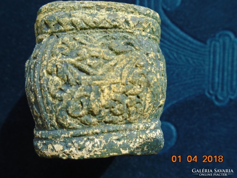 Antik Keleti uralkodói címerrel és oroszlánnal(?) faragott kő szertartási füstölő
