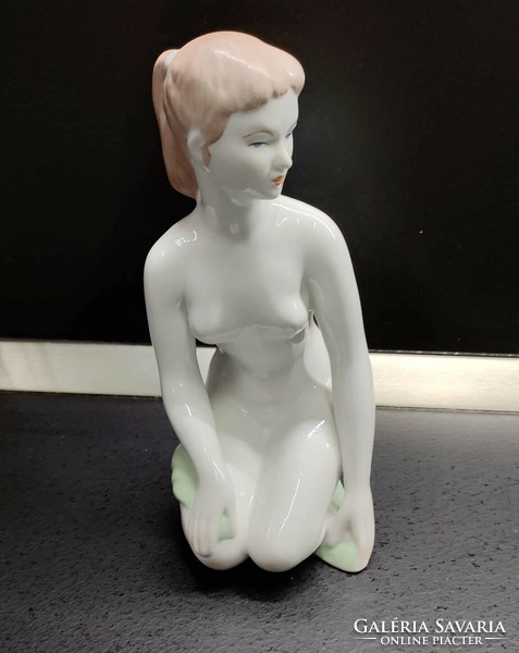 Aquincum porcelain - kneeling woman