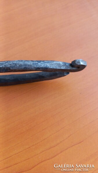 Antik kovácsoltvas fogó (kovács), hossz:22 cm, fej átmérő:3 cm, vastagság:1 cm, súly: 272 gr.