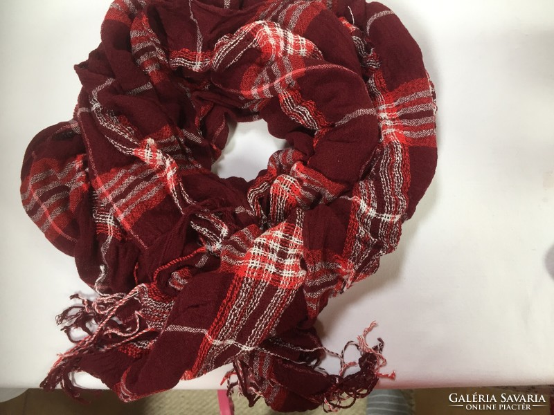 Red and white checkered, large-sized crumpled stole, scarf made of gauze-like cotton material