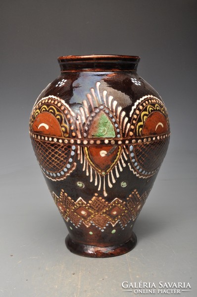 Antik Ungvári váza, jellegzetes írókás díszitéssel, 1900-as évek, magassága 26 cm.