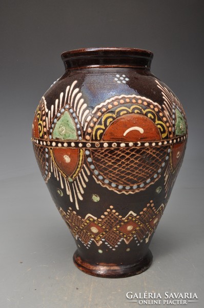 Antik Ungvári váza, jellegzetes írókás díszitéssel, 1900-as évek, magassága 26 cm.