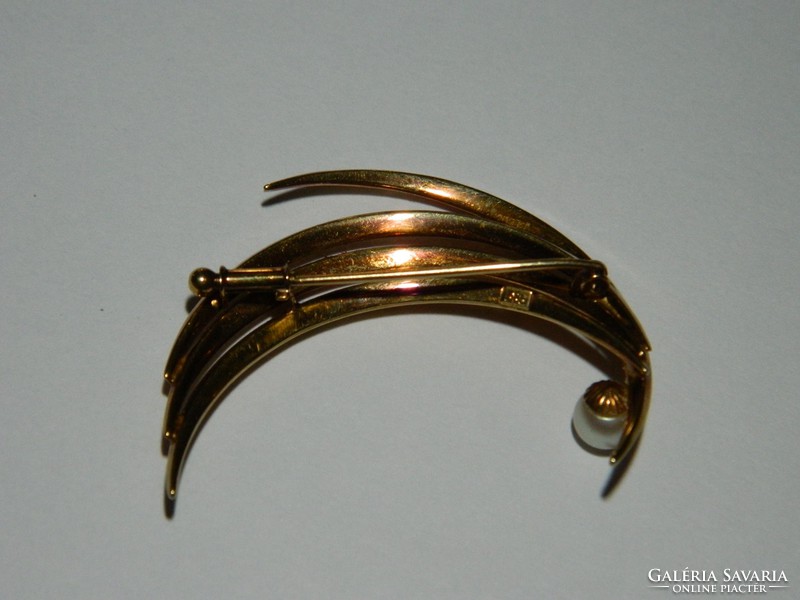Antique gold brooch with real pearl.