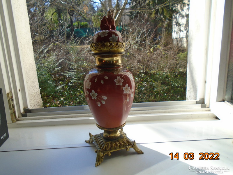 Antik japán porcelán, bronz és ormolu váza Gésával, cseresznye virággal, Fo kutyával ,restaurált