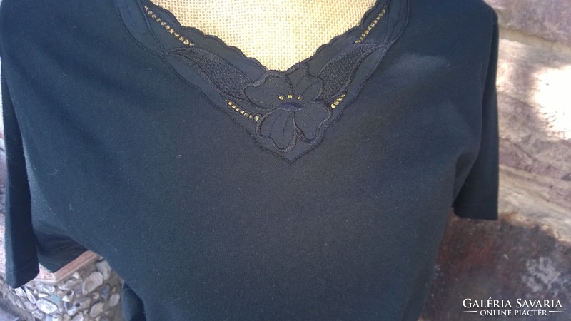 Fekete csipkés nyakrészű divatos női felső-blúz-póló M-es