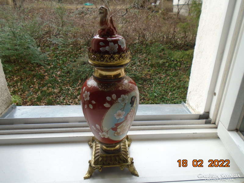 Antik japán porcelán és aranyozott bronz váza Gésával, cseresznye virággal, Fo kutyával ,restaurált