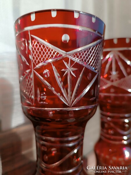 Bordó színű csiszolt kristály váza