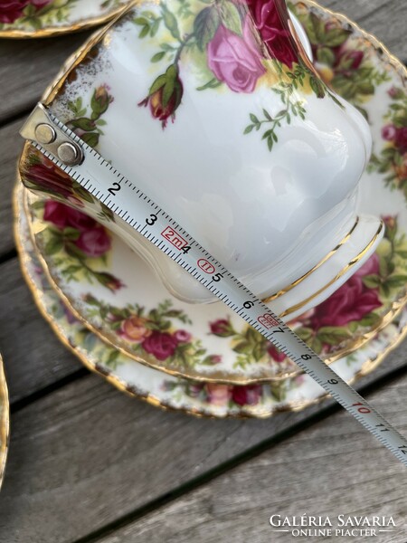 Winter fair! Showcase condition royal albert old country roses breakfast set, tea trio