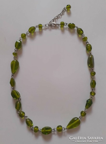 Zöld üveggyöngyökből álló nyaklánc