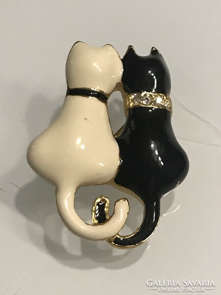 Cat brooch with enamel and crystal decoration, 3.3 x 2.7 cm