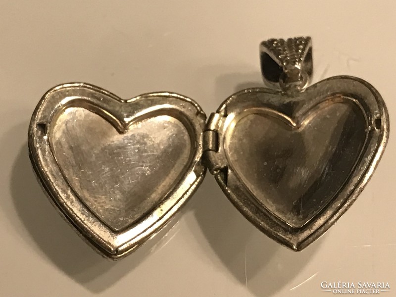 Ezüstözött, fényképtartós, szív alakú medál, 3,5 x 2,8 cm
