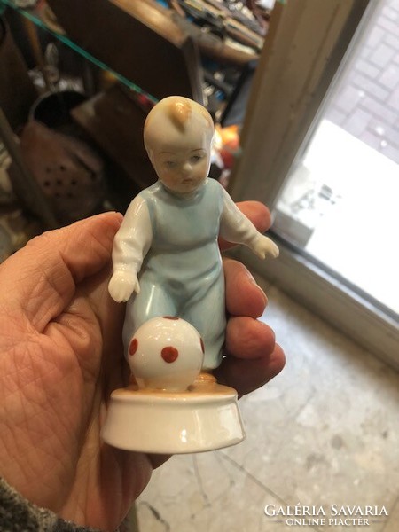 Zsolnay porcelán labdázó kisfiú, 12 cm-es nagyságú.