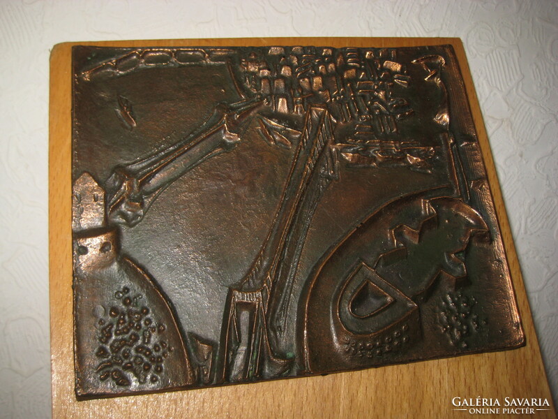 Budapest , fentről  nézve , zsűrizett  bronz plakett  , mint kulcstartó , rajta Bp . hírességei