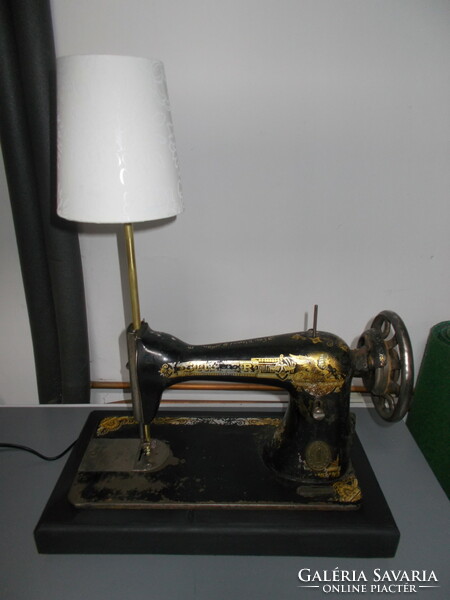 Vintage asztali lámpa varrógép-ből