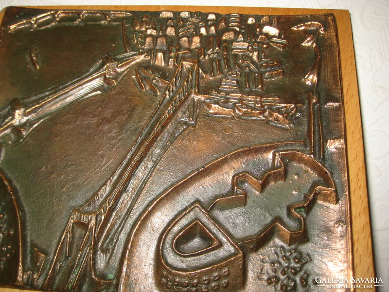 Budapest , fentről  nézve , zsűrizett  bronz plakett  , mint kulcstartó , rajta Bp . hírességei