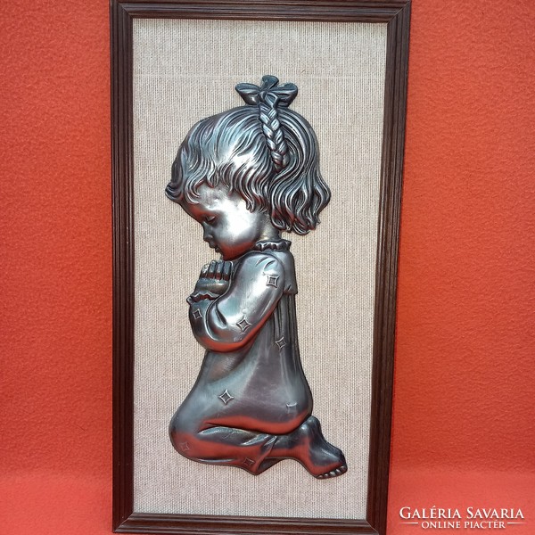 "Térdelve imádkozó kislány ",.Fém zinn, falidísz, fali dekoráció. Kép.