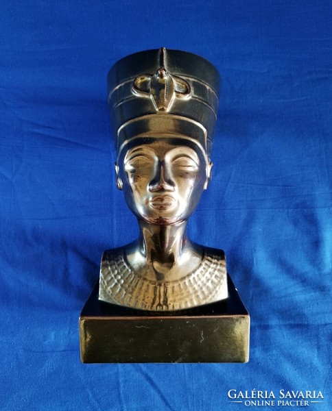 Ceramic bust of Queen Nefertiti