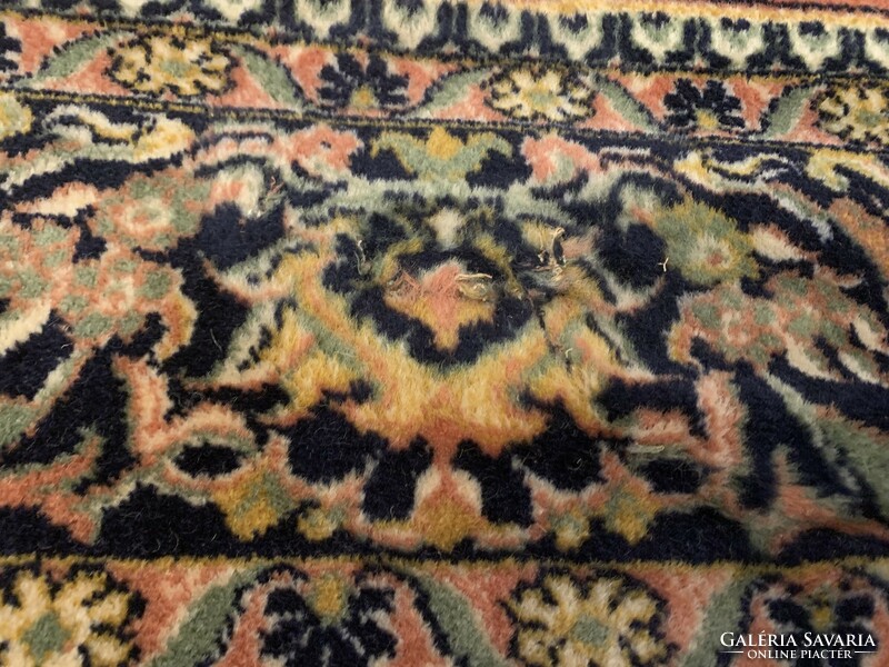 Használt viseltes , de nagyon puha szép antik szőnyeg