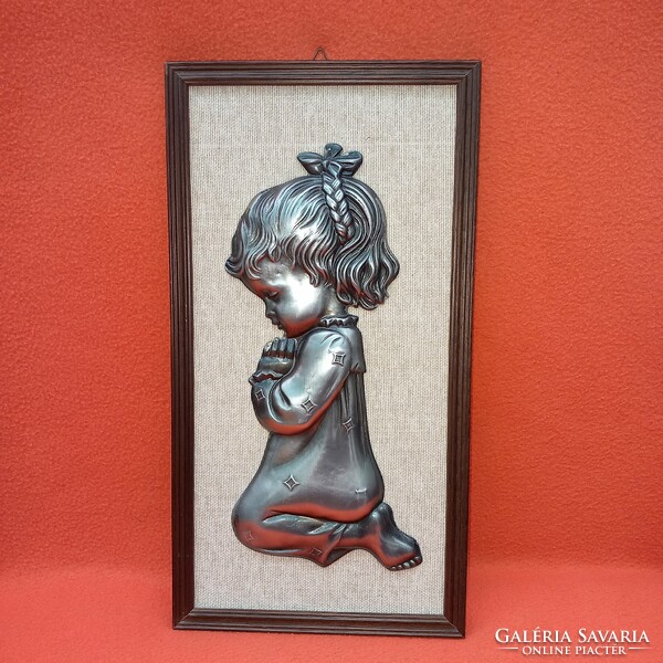 "Térdelve imádkozó kislány ",.Fém zinn, falidísz, fali dekoráció. Kép.