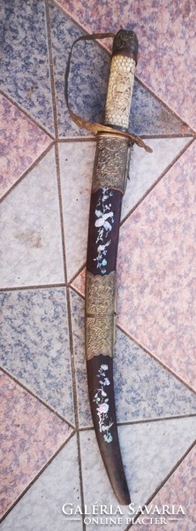 A special inlaid decorative sword, with decorative verets inlaid with mother-of-pearl. Oriental, Asia maybe China..Video