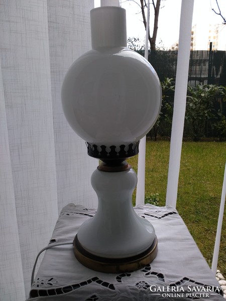 Villanyosított petróleum lámpa, tejfehér formatervezett üveg búrával