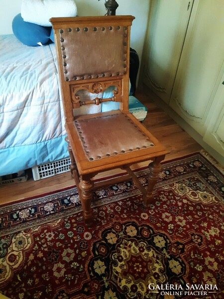Bőrkárpitozású antik szék