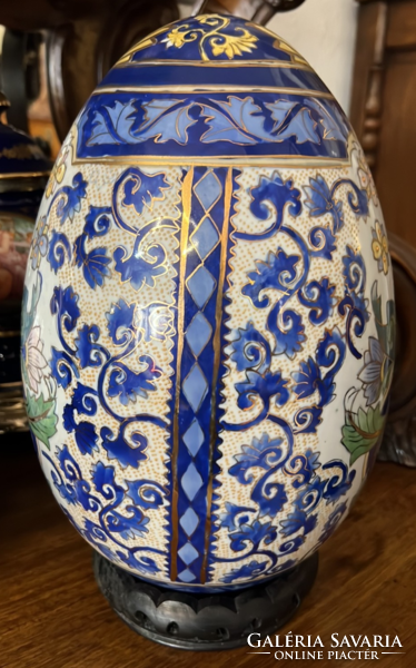 Hand-painted 35 cm tall Chinese porcelain egg