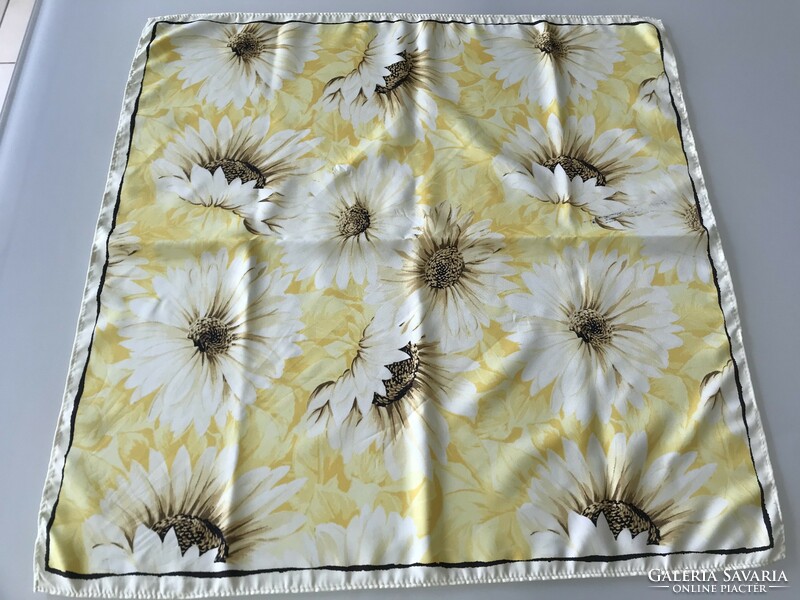 Shawl with daisy pattern, 52 x 50 cm