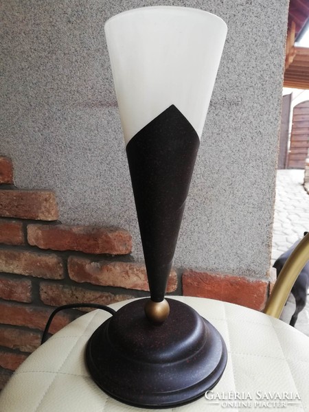 Funnel-shaped table lamp