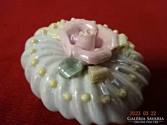 Mini porcelán váza rózsa mintával, magassága 6,5 cm. Jókai.