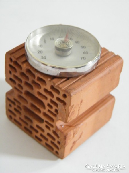 Asztali hőmérő mini tégla alapon