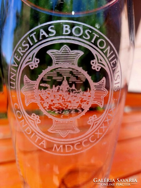 Emlék korsó a  Bostoni egyetem címerével.