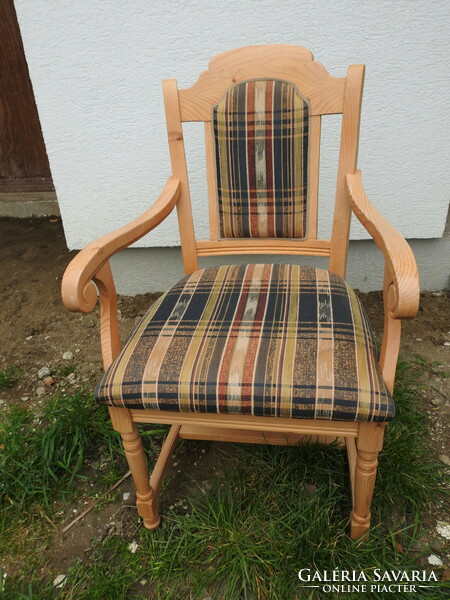 Fenyőfa karfás szék kárpitozott
