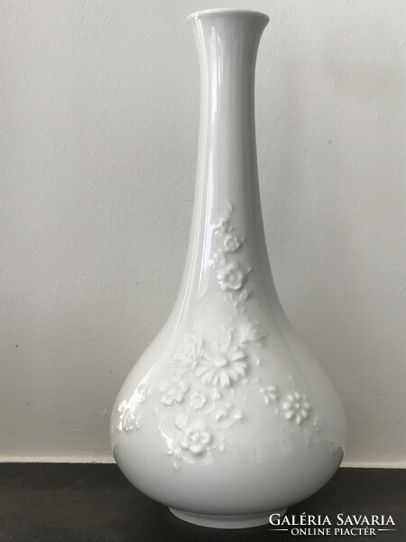 Meisseni fehér porcelán váza domború virág mintával, 26 cm magas