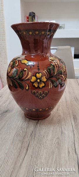 Beautiful marked large ceramic vase. 31 cm.