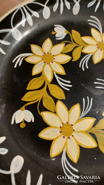 Mutatós  fekete  alapon sárga virágos, népies,  kerámia , tányér, asztalközép,  átmérő  25 cm