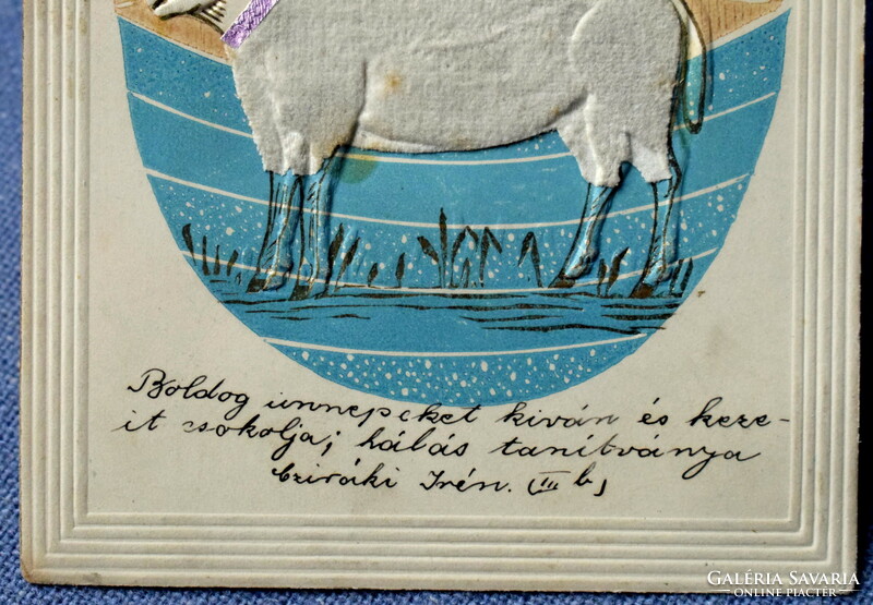 Antik dombornyomott  Húsvéti üdvözlő   képeslap  bársony bárány feltámadási jelvény zászló