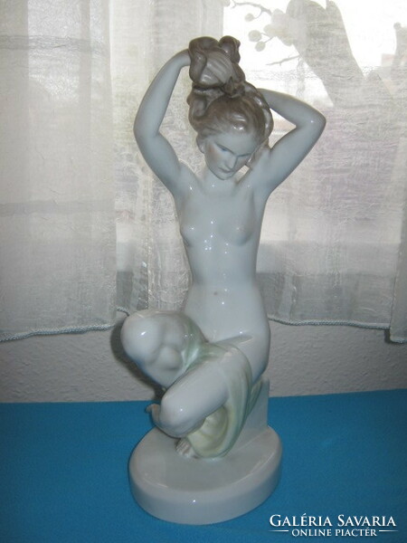 Nagyméretű színes Herendi Fésülködő Nő figura 36 cm