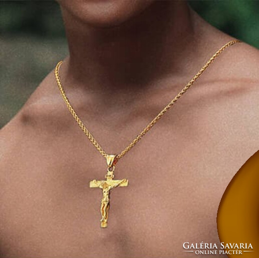 The symbol of faith is always close to the heart! Men's necklace with cross pendant in gold color.