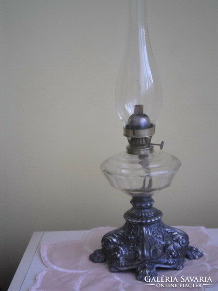 Régi barokk asztali petróleum lámpa spiáter talppal