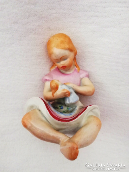 Kőbányai " babázó kislány ritka festéssel, a festő kézjegyével